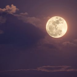La luna del lobo y las Cuadrántidas iluminan el cielo de enero: un espectáculo ideal para viajeros y amantes de la naturaleza