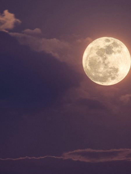 La luna del lobo y las Cuadrántidas iluminan el cielo de enero: un espectáculo ideal para viajeros y amantes de la naturaleza